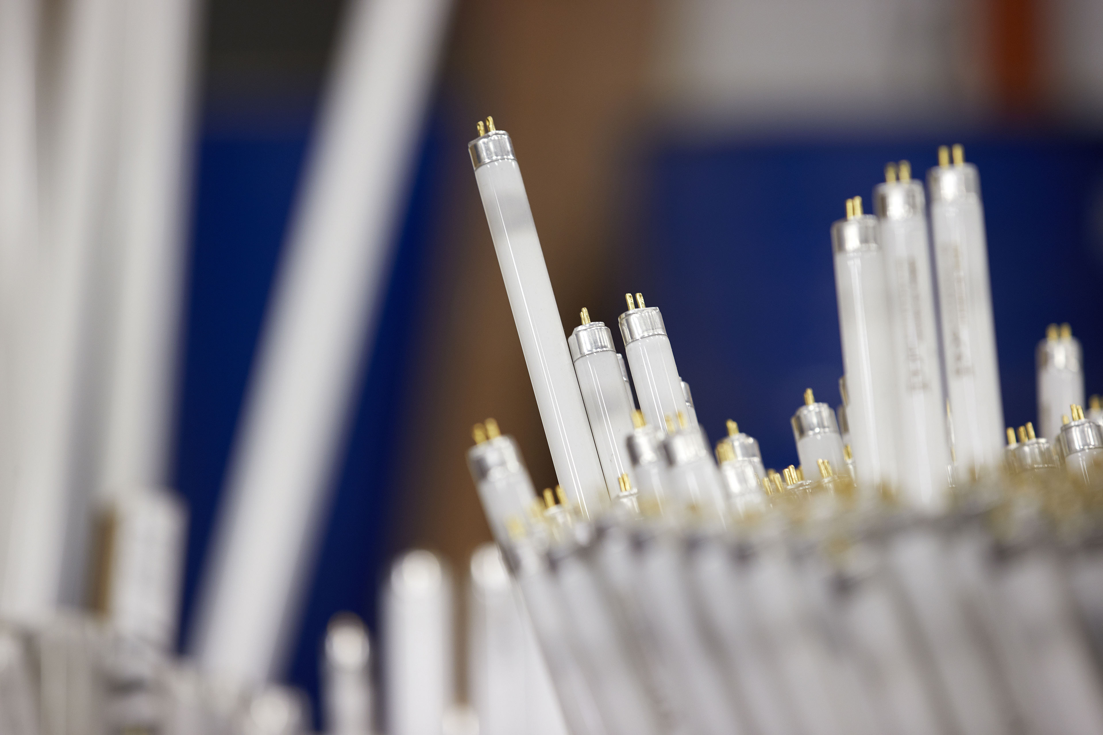 Wiązka świetlówek przeznaczonych do recyklingu jako odpady niebezpieczne.