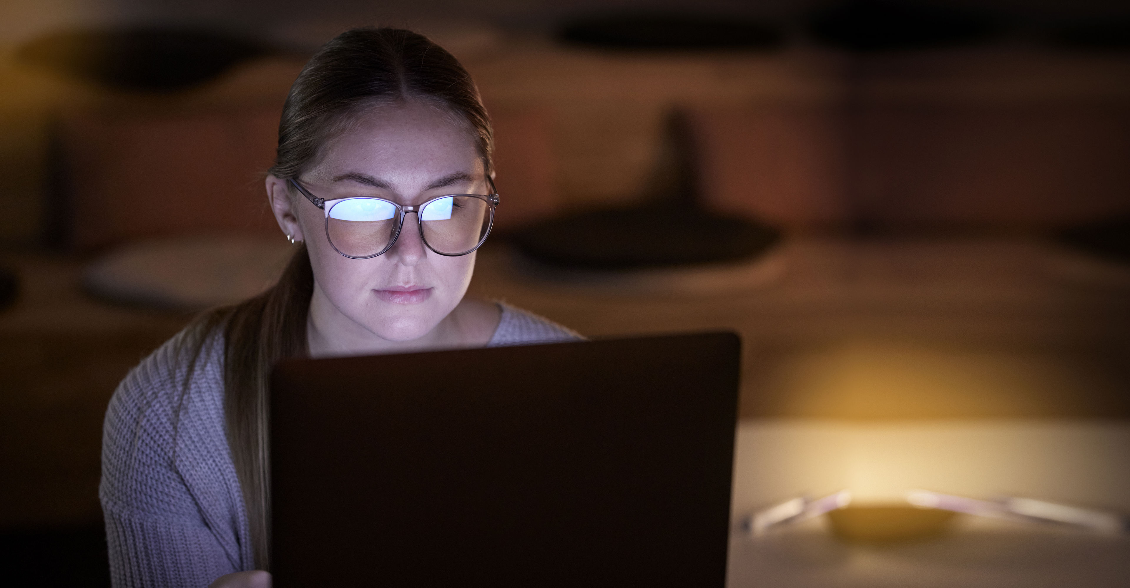 Estakada autostrady na tle pochmurnego, wieczornego nieba.