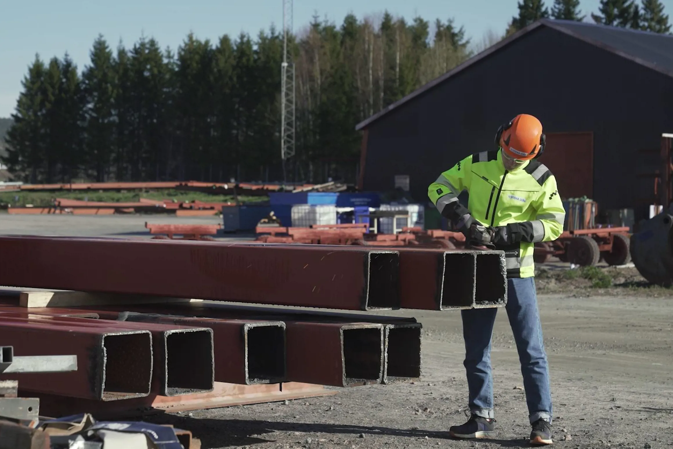 Varselklädd person utför test på stålbalk