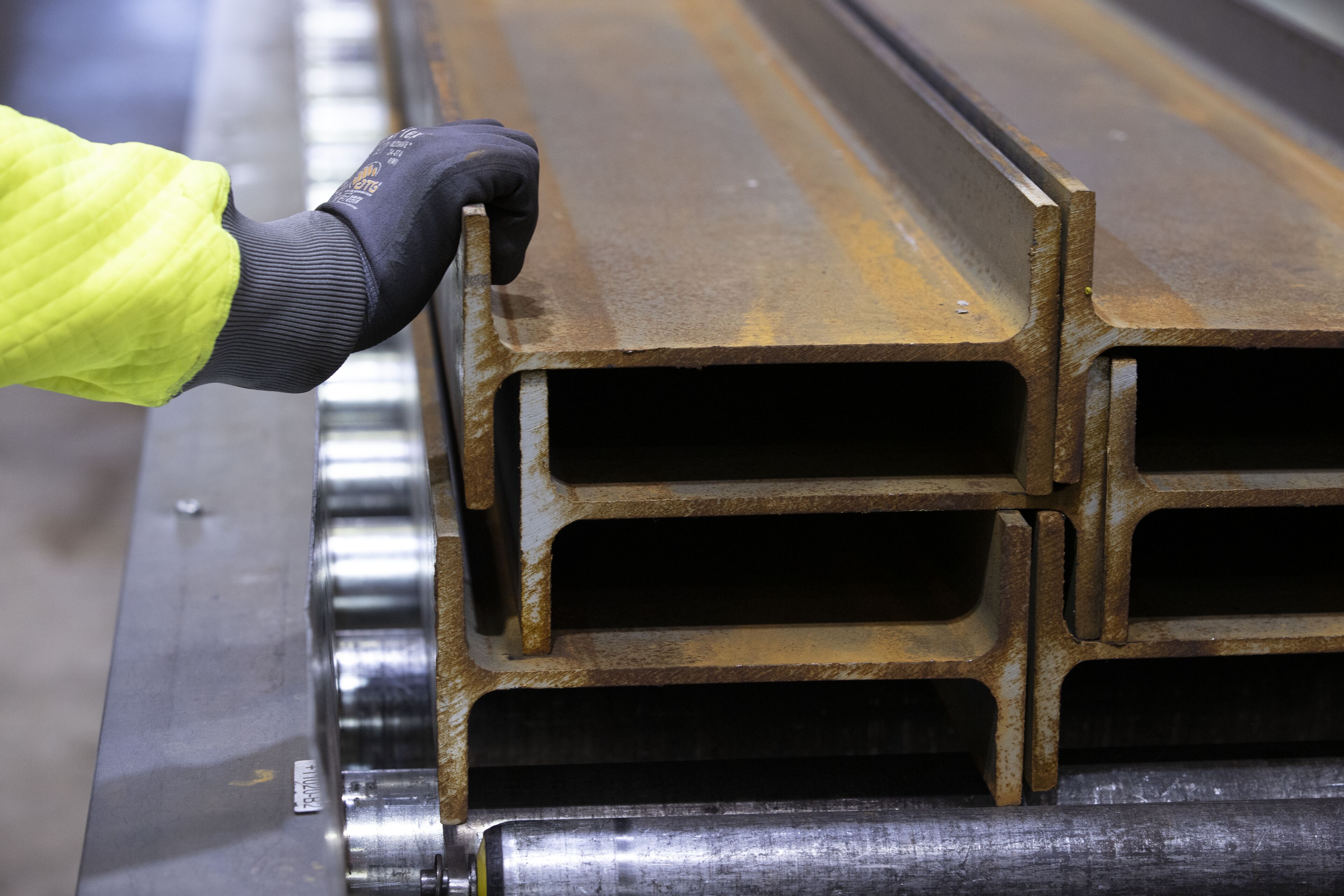 Hand som håller mot stålbalkar