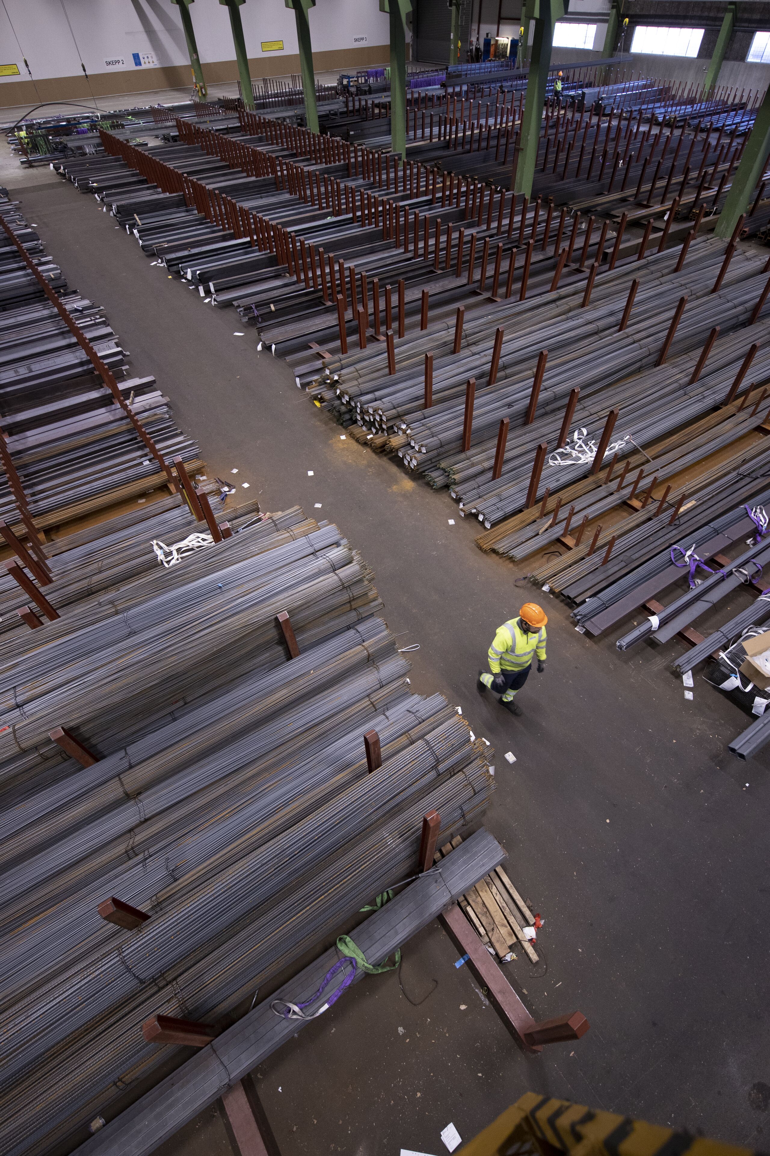 person som går inne på stålanläggning