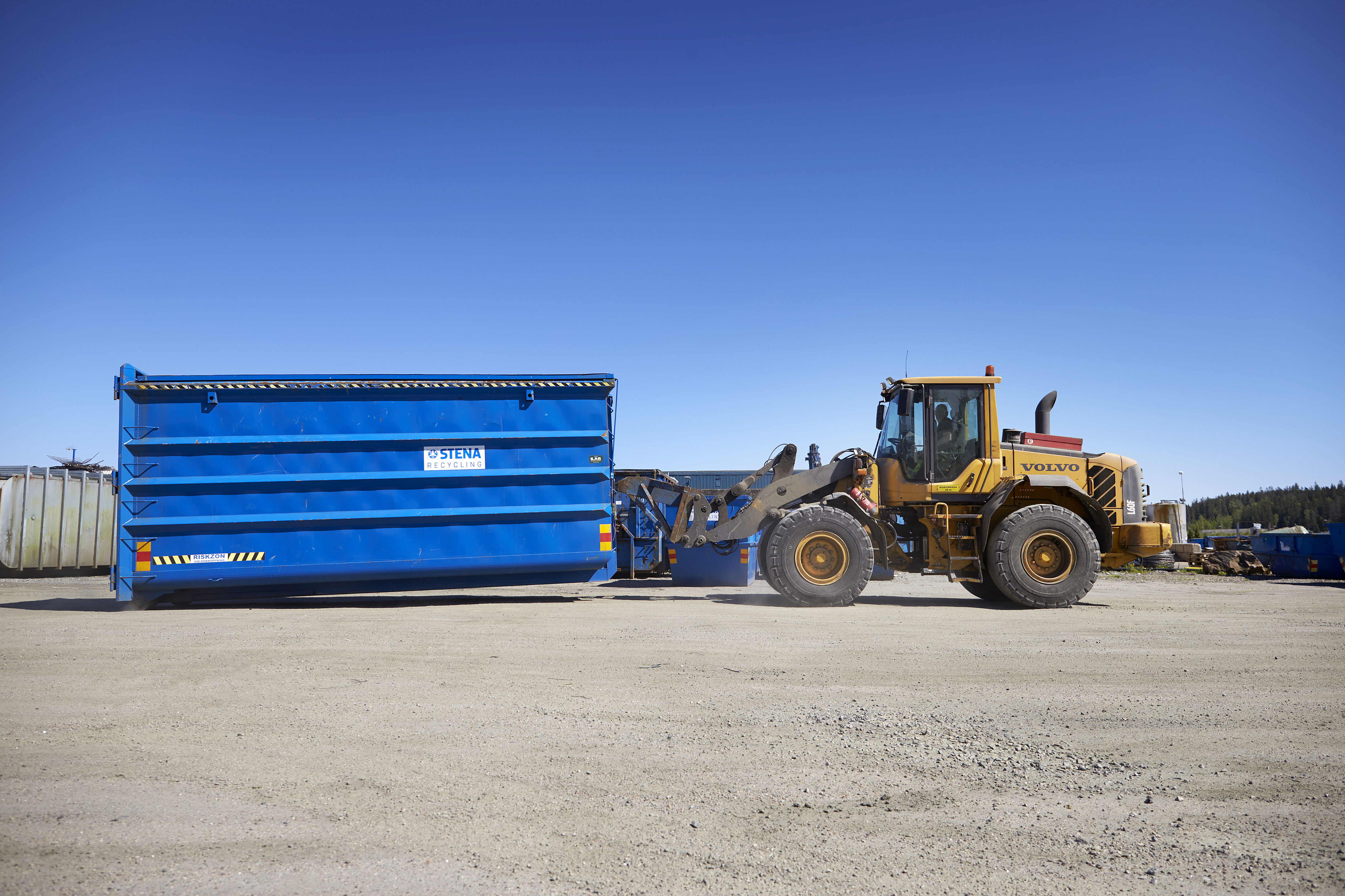 Hjullastare drar container