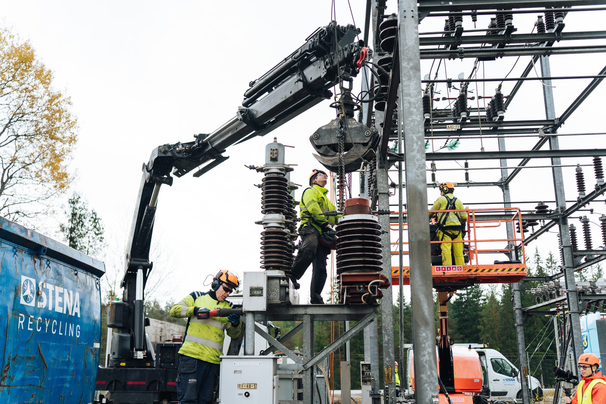Rivning av ställverk, tre varselklädda personer jobbar på olika nivåer